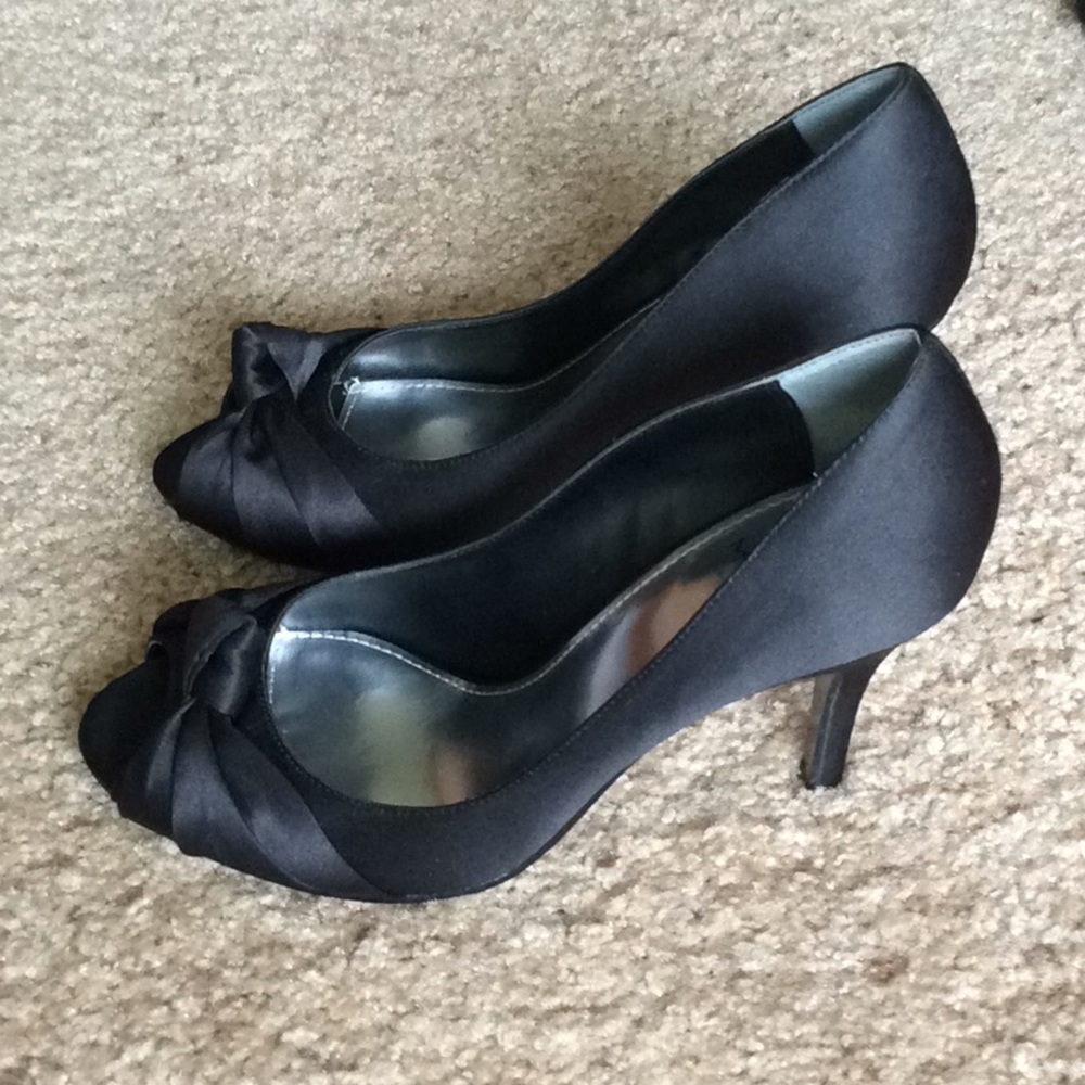 Peep toe pumps, so cute!